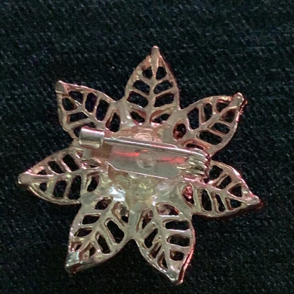 Red poinsettia pin - Picture 3 of 6